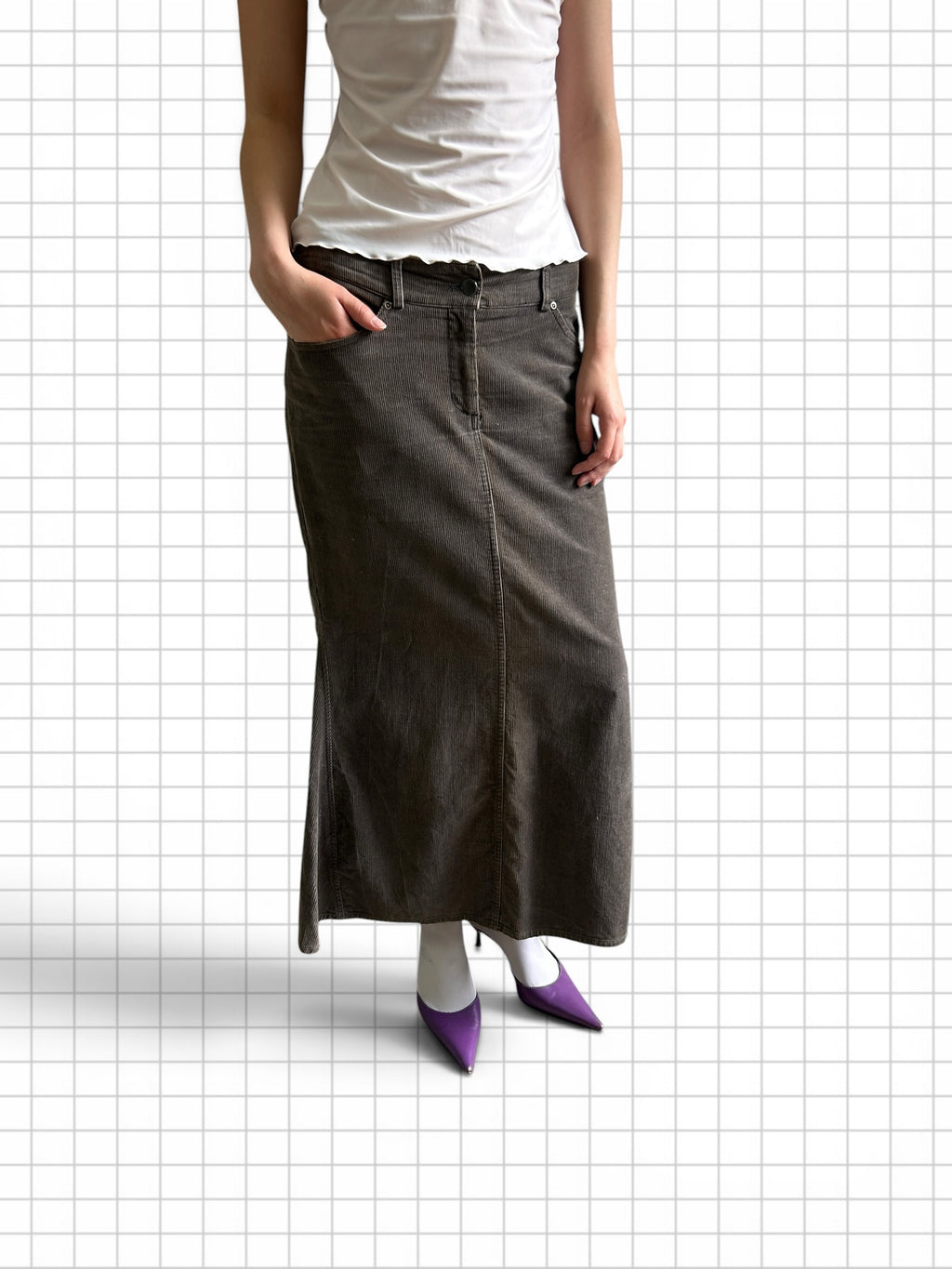 Wieder Wieder anthrazitgrauer Cord-Maxirock mit Taschen, kombiniert mit weißem Top und violetten Pumps