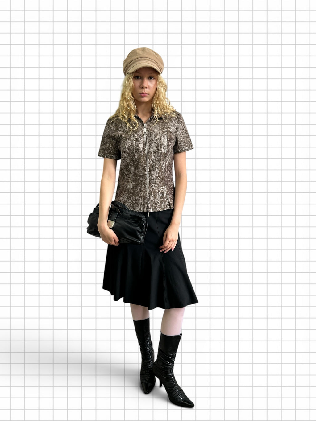 Wieder Wieder kurzärmelige Bluse mit Reißverschluss, strukturiertem Schlangenmuster in Braun und Beige und Ösen-Details.